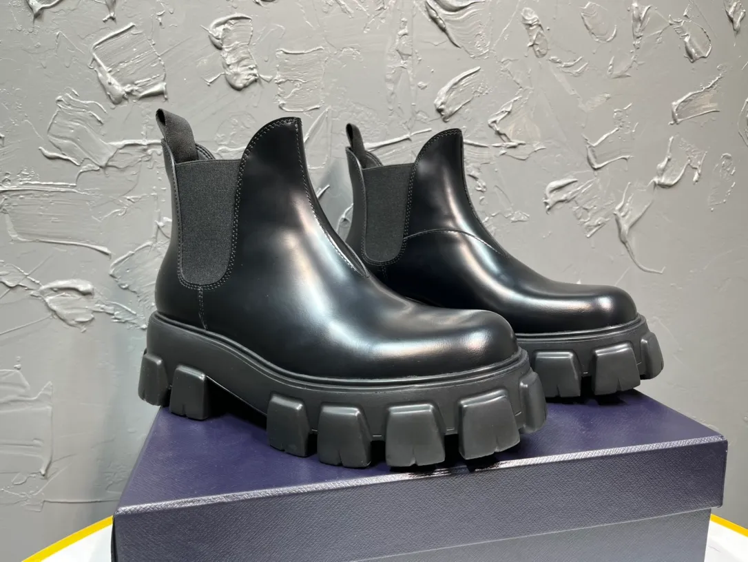 Men's shoes 💰820💰 🔥🔥🔥Upgraded version 2025 new Prada Prada triangular enamel logo, round-toe elastic Martin boots, original one-to-one development, outsole one-to-one private molding, the fabric is made of imported open edge beads, lining cowhide, foot-pad cowhide, sole height 5cm, outsole original rubber foam sole, full package, code number 39-46